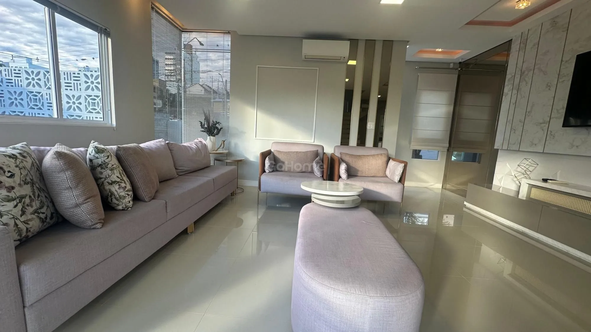 Casa com 3 Suítes à Venda