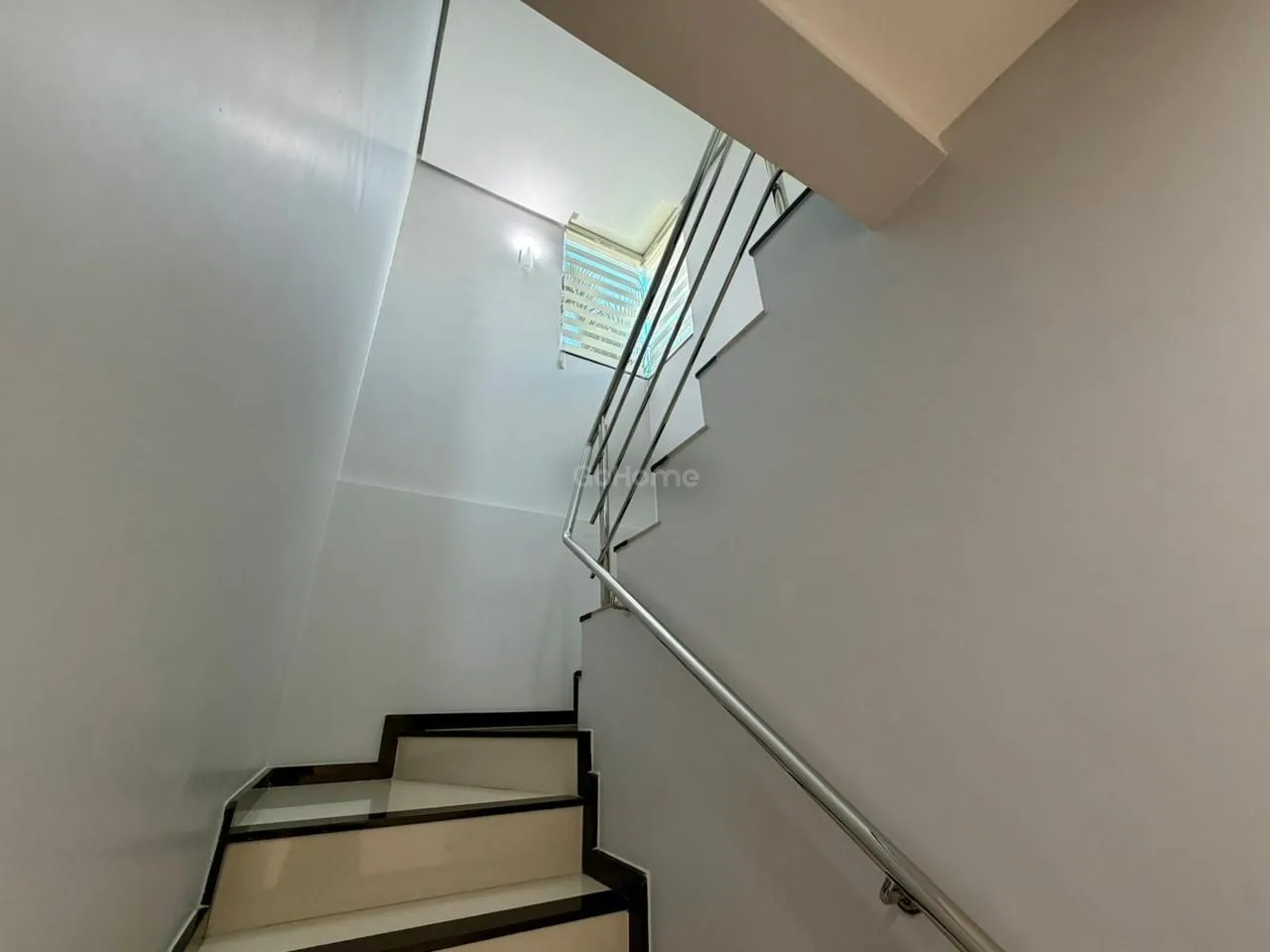 Casa com 3 pavimentos semimobiliada