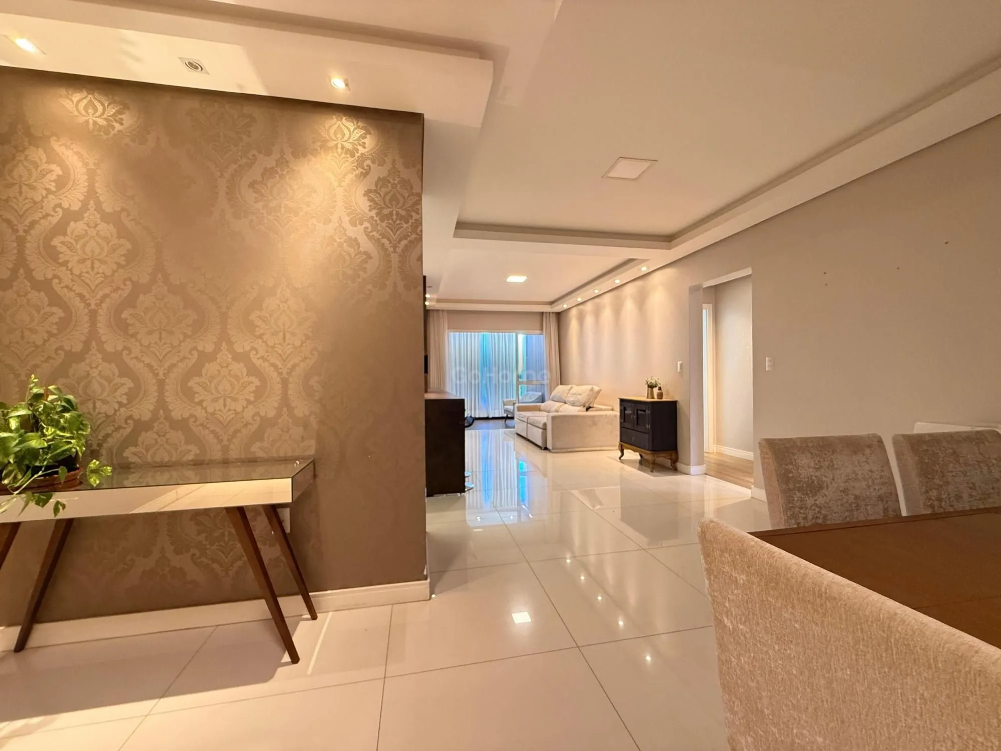 Apartamento mobiliado com 3 suítes no Centro