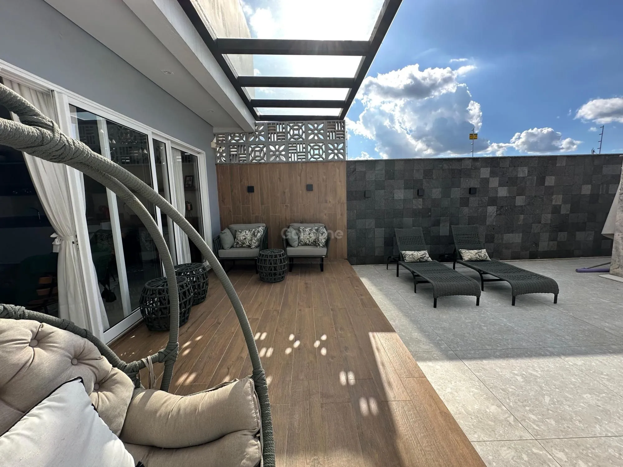 Casa com 3 Suítes à Venda