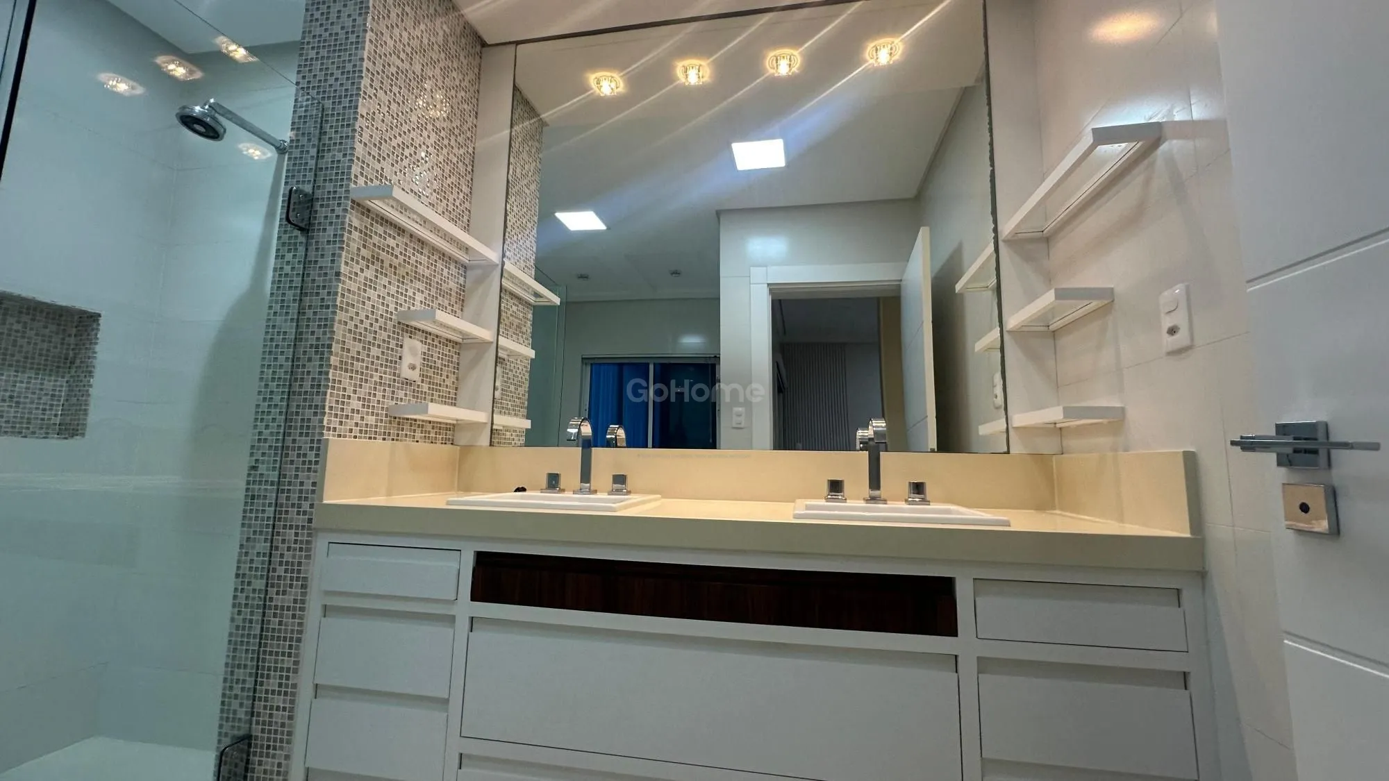 Casa com 3 Suítes à Venda