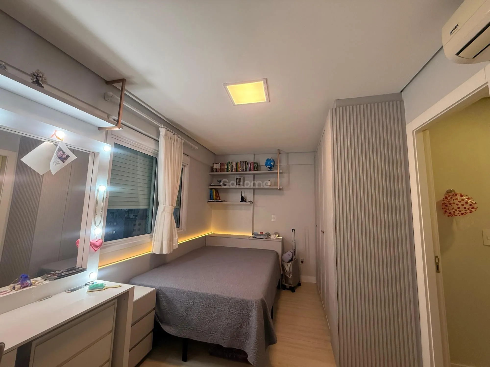 Apartamento Semimobiliado com 3 dormitórios