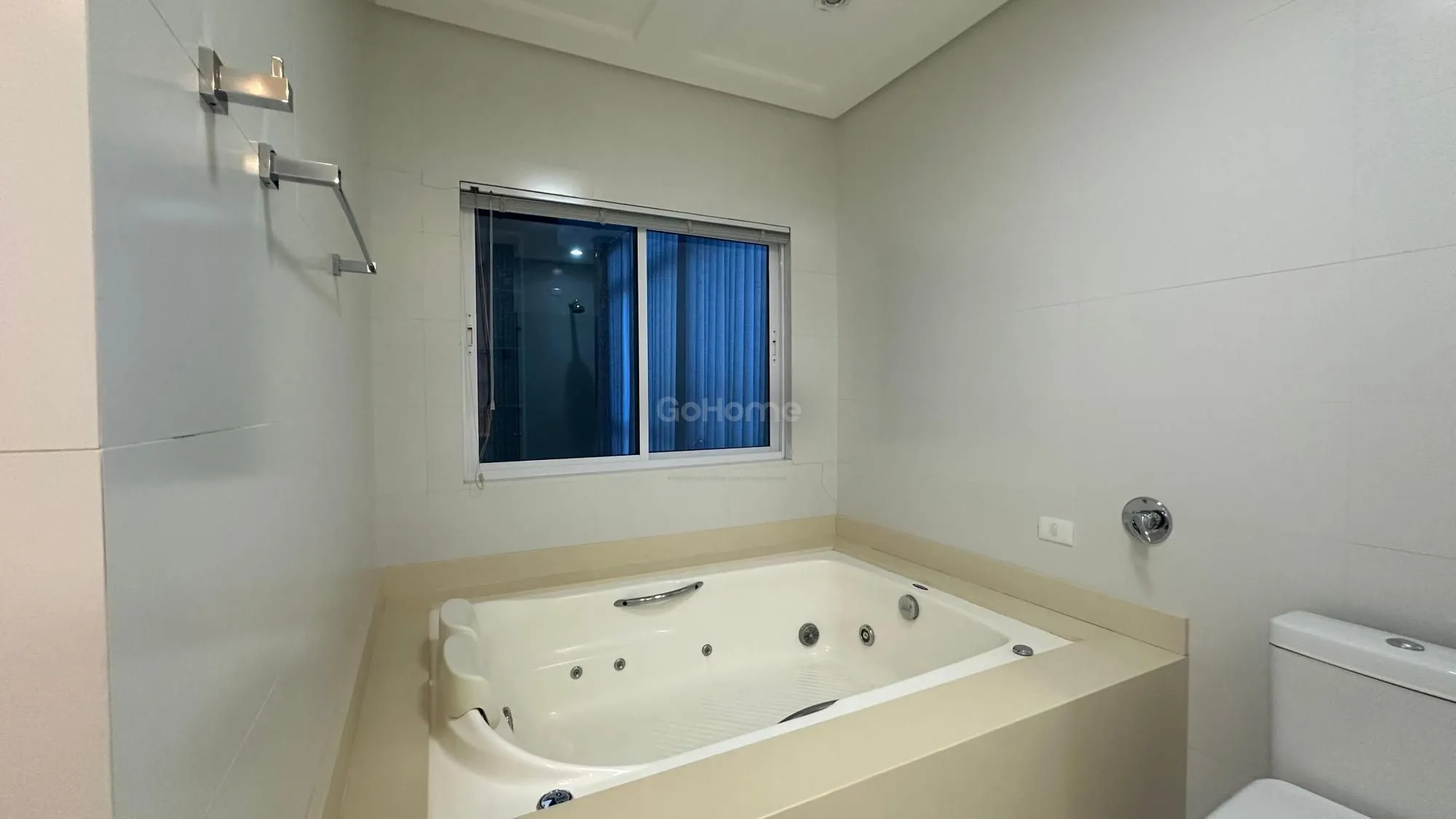 Casa com 3 Suítes à Venda