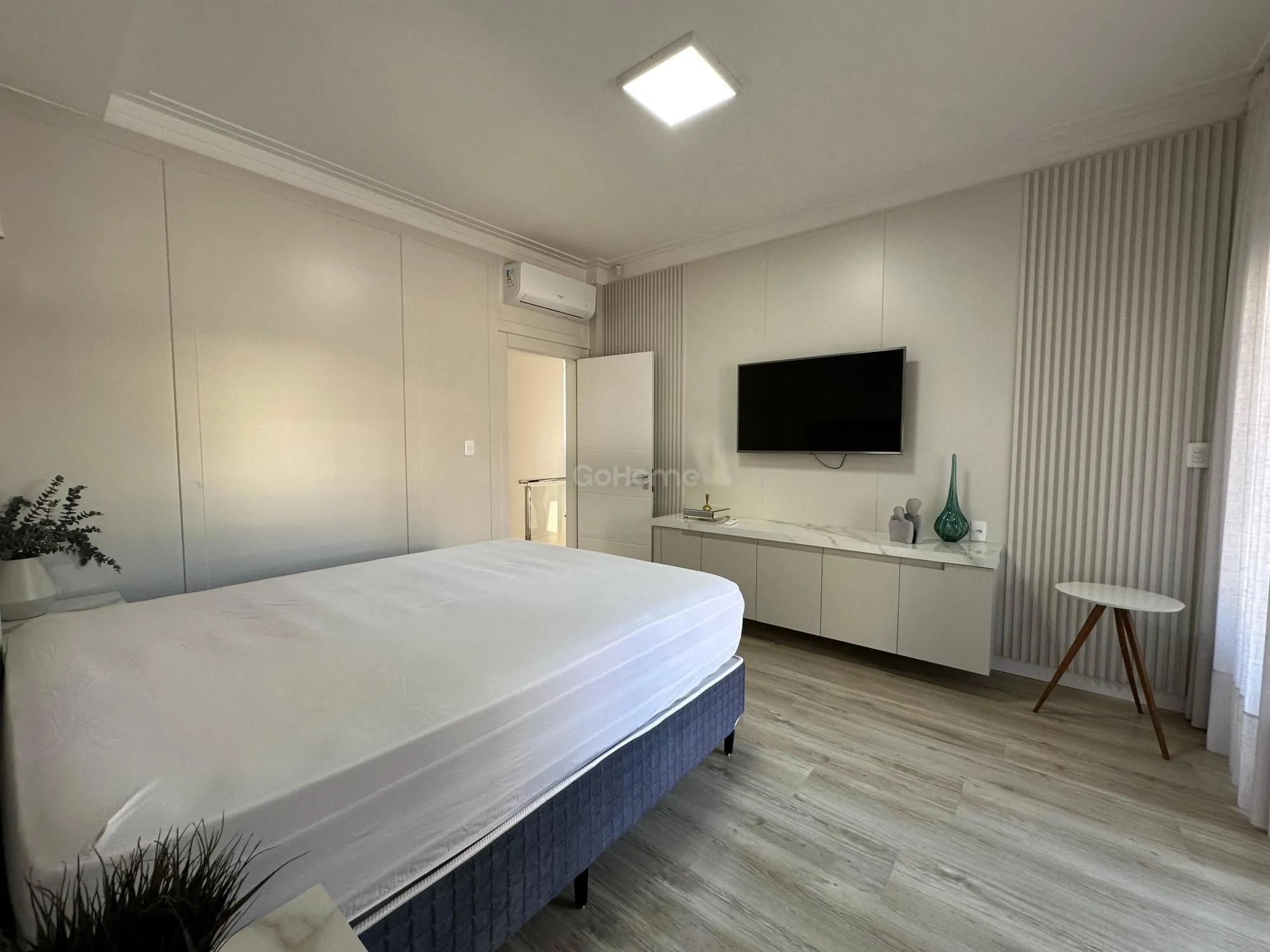 Casa com 3 Suítes à Venda