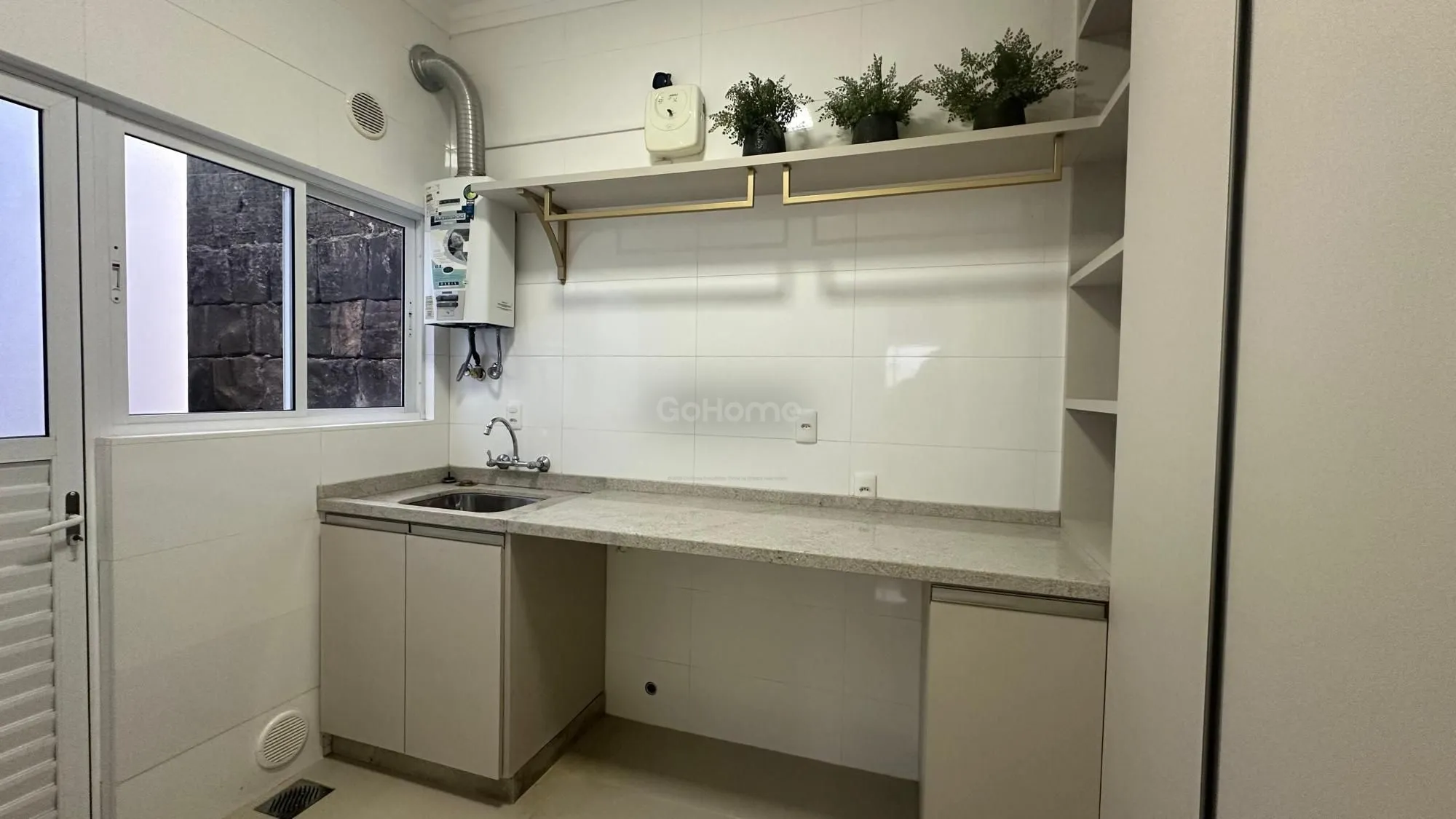 Casa com 3 Suítes à Venda