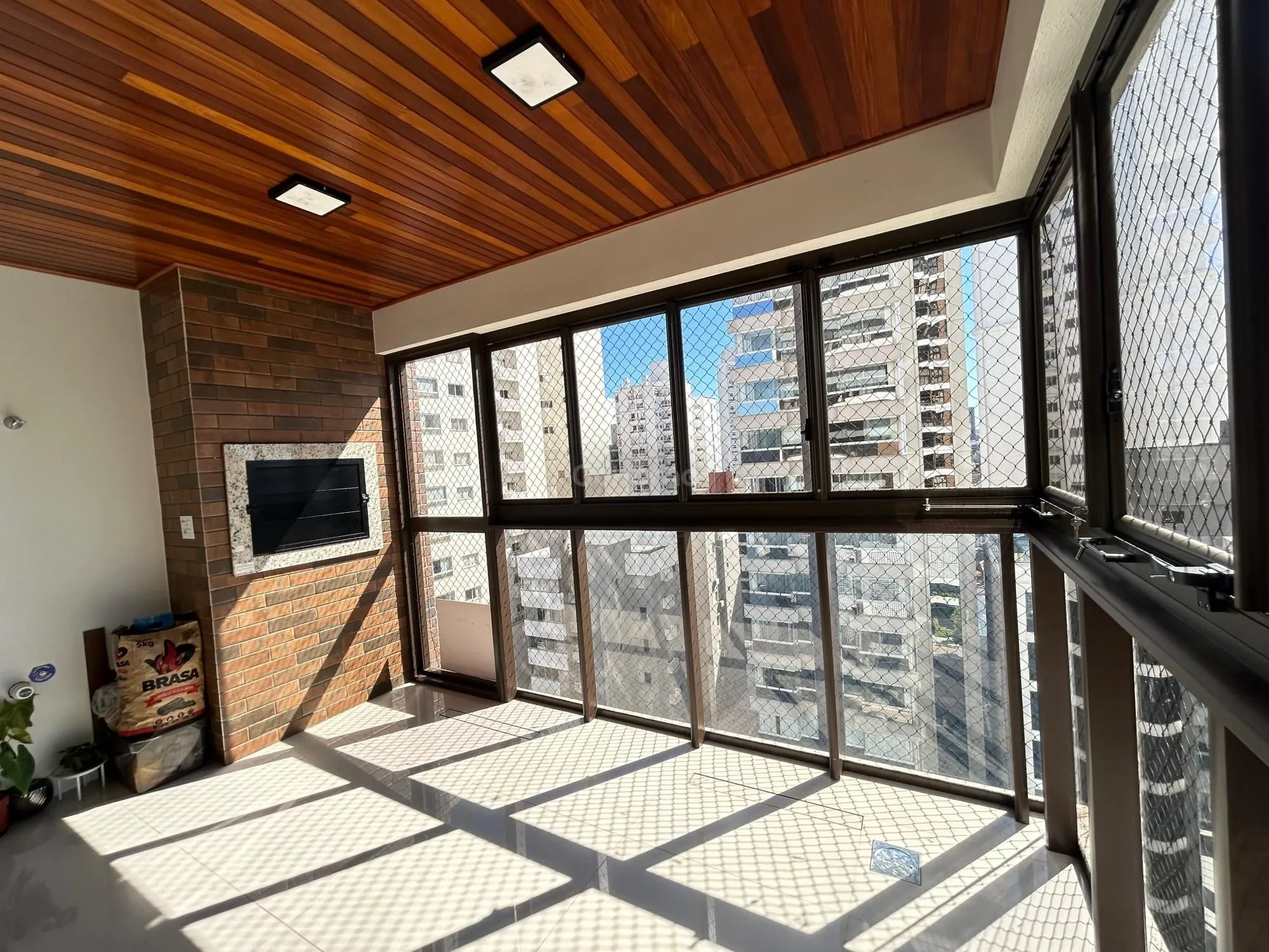 4455 – Apartamento 3 suítes, semimobiliado, 2 vagas, no Centro de Chapecó