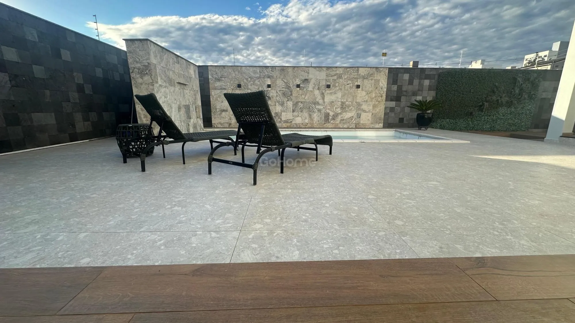 Casa com 3 Suítes à Venda