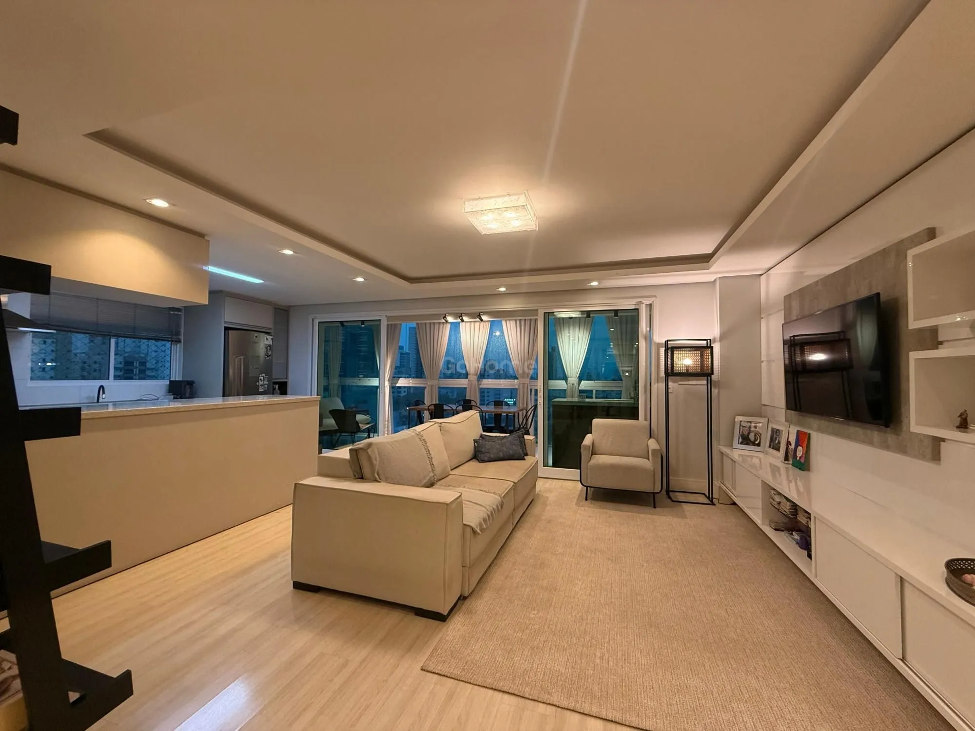 Apartamento Semimobiliado com 3 dormitórios