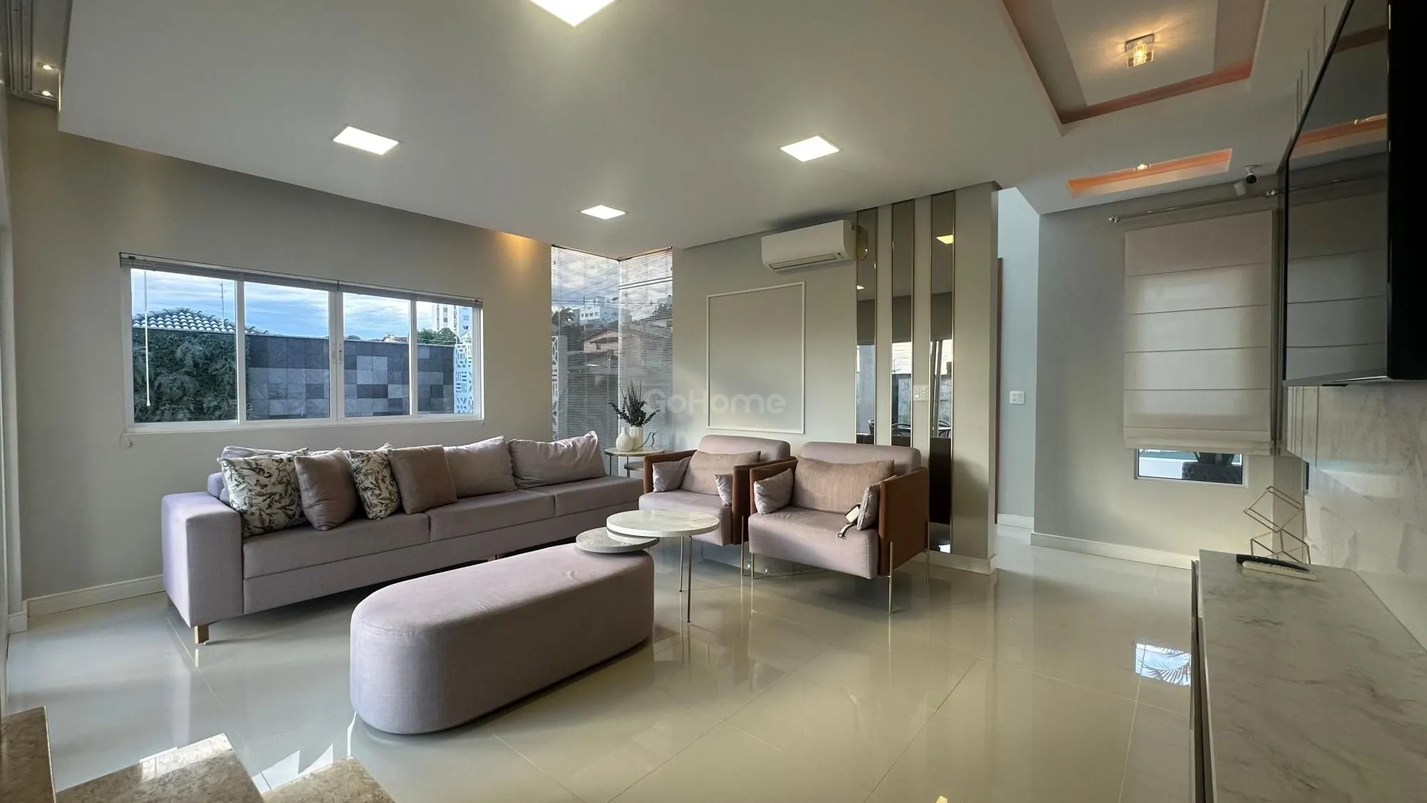 Casa com 3 Suítes à Venda