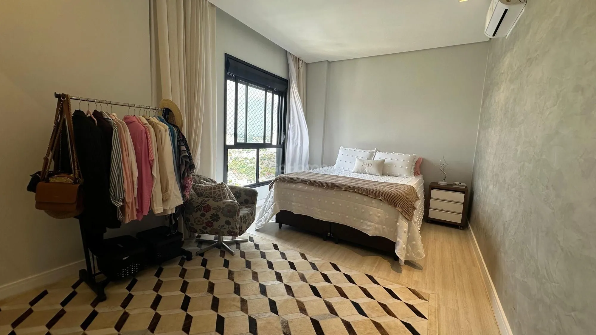 Apartamento Semimobiliado em ótima localização
