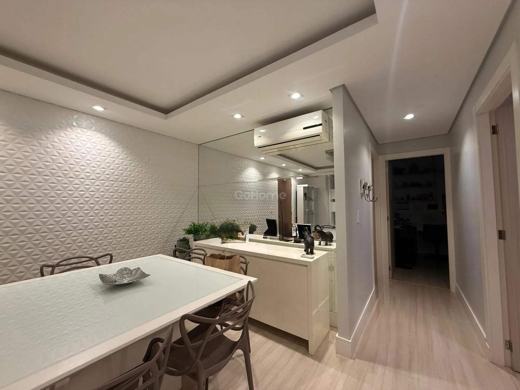 Apartamento Semimobiliado com 3 dormitórios