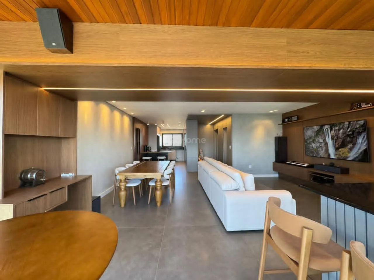 4565 – Apartamento mobiliado com 3 suítes, 3 vagas e lazer completo no Centro