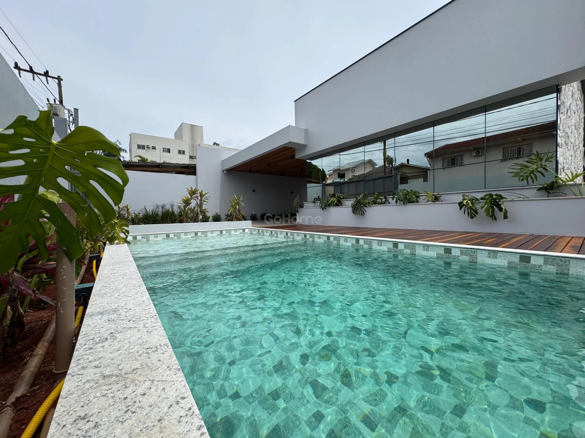 4181 – Casa ampla com 3 suítes, piscina e 4 vagas – Financiável e aceita troca