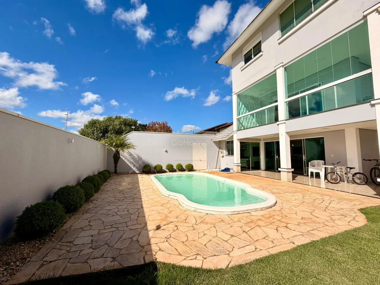 Casa com 3 pavimentos semimobiliada