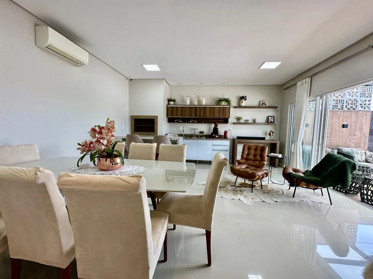 Casa com 3 Suítes à Venda