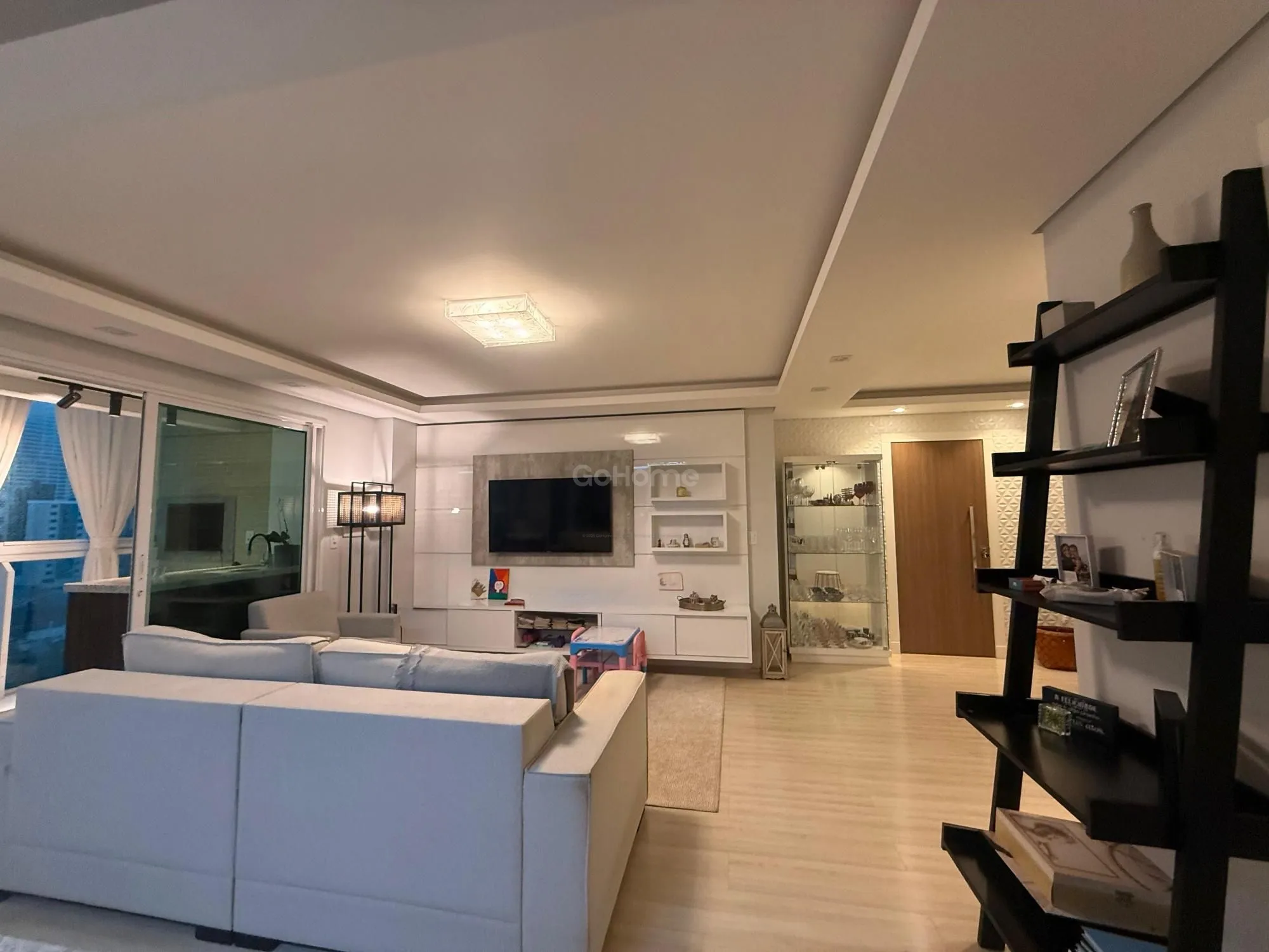 Apartamento Semimobiliado com 3 dormitórios
