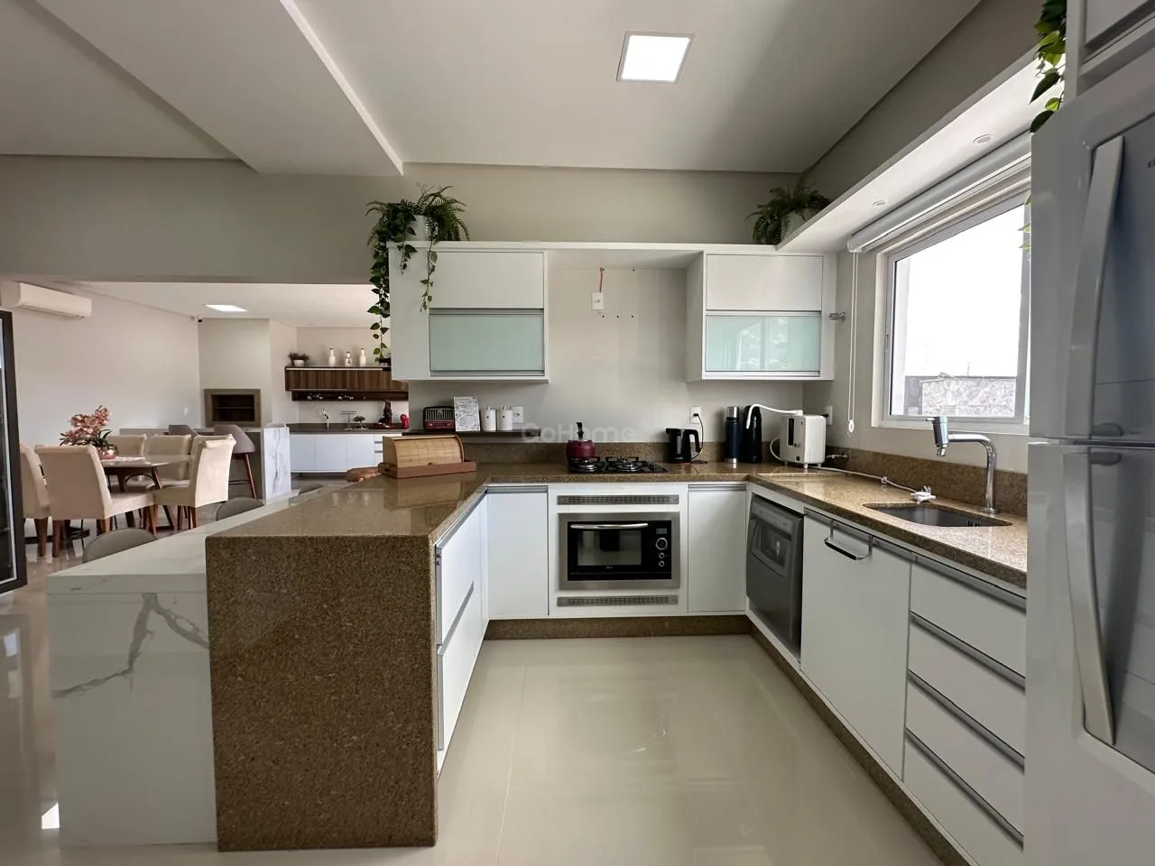Casa com 3 Suítes à Venda