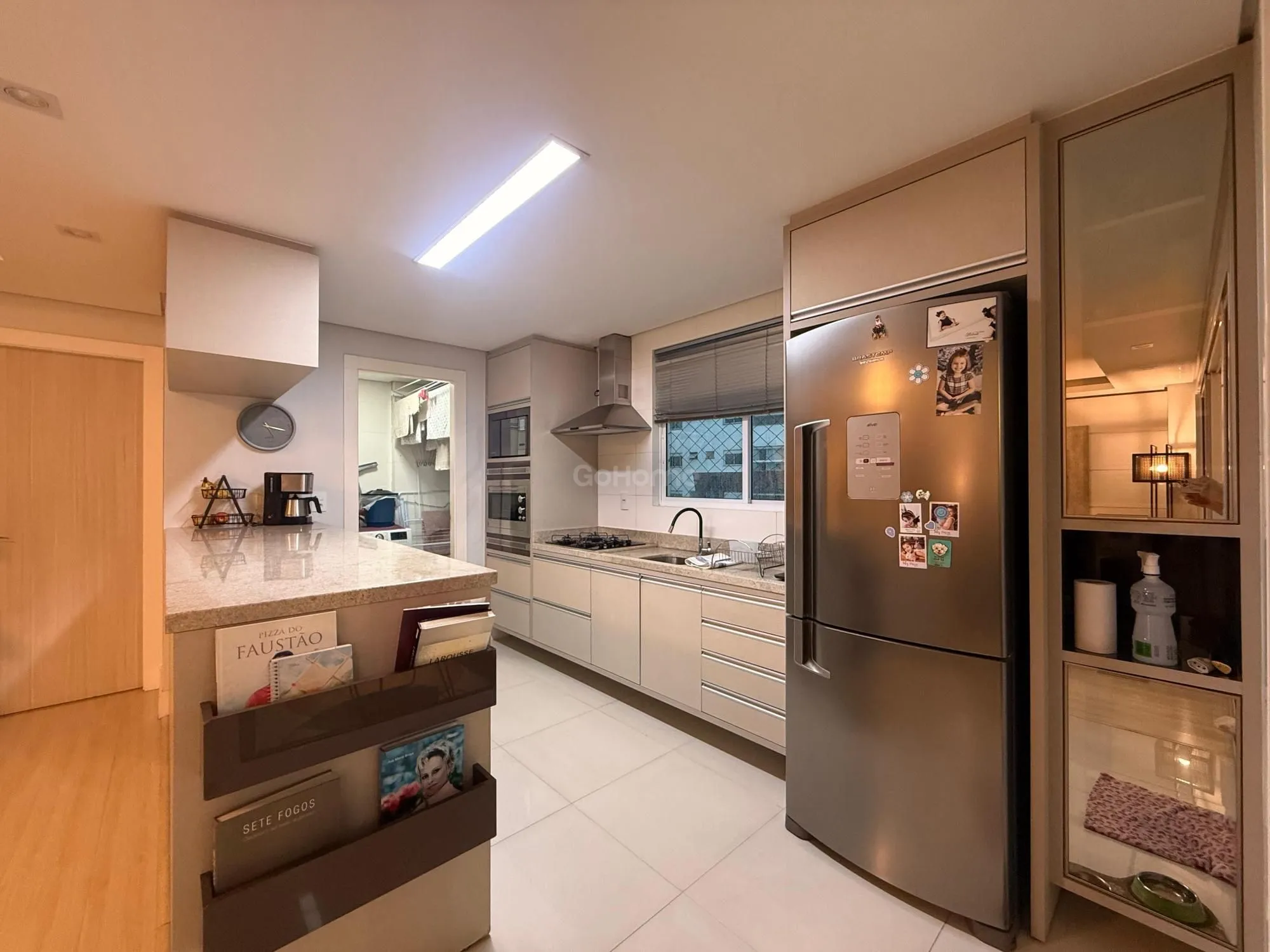 Apartamento Semimobiliado com 3 dormitórios