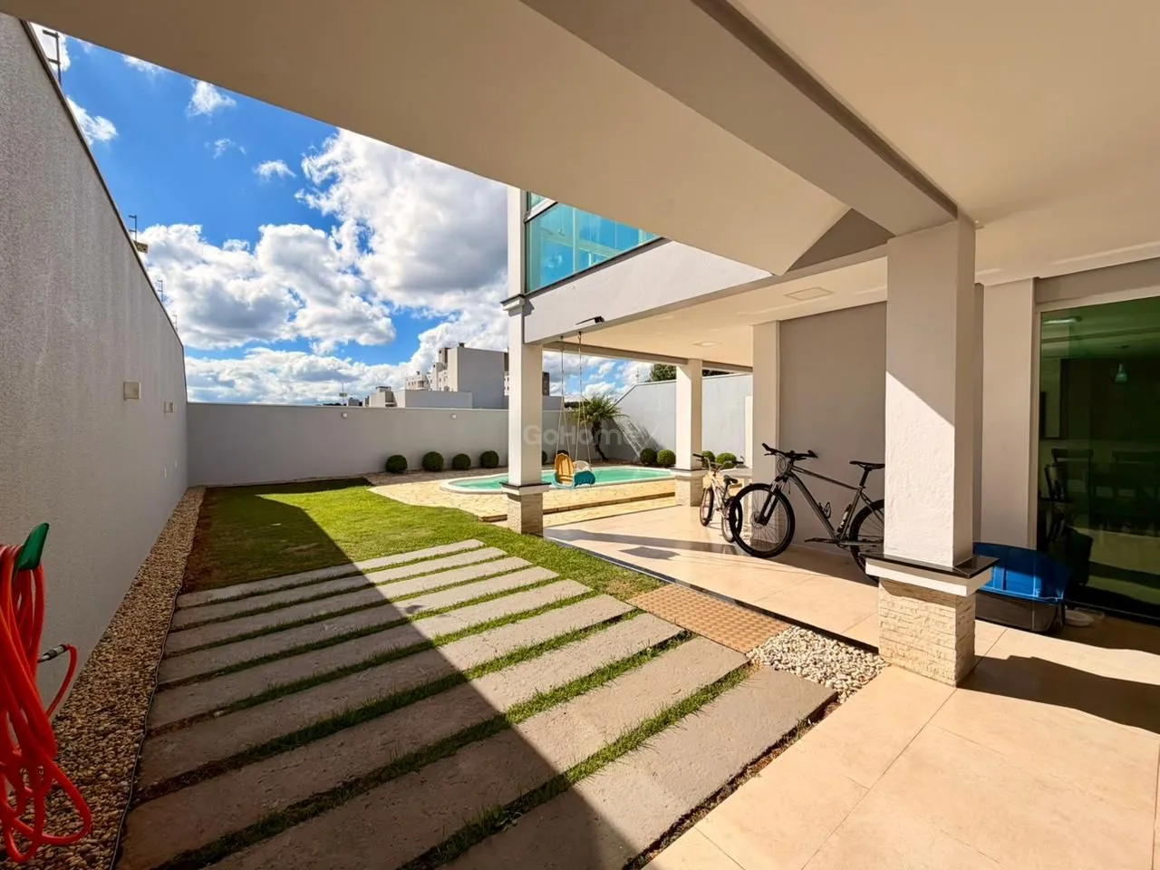 Casa com 3 pavimentos semimobiliada