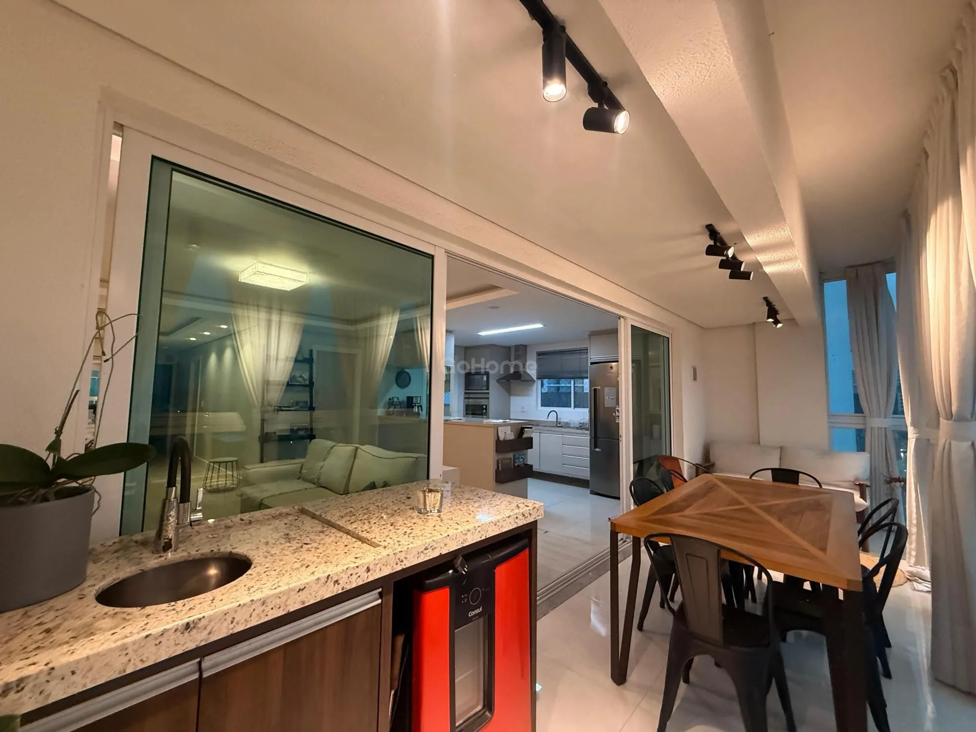 Apartamento Semimobiliado com 3 dormitórios