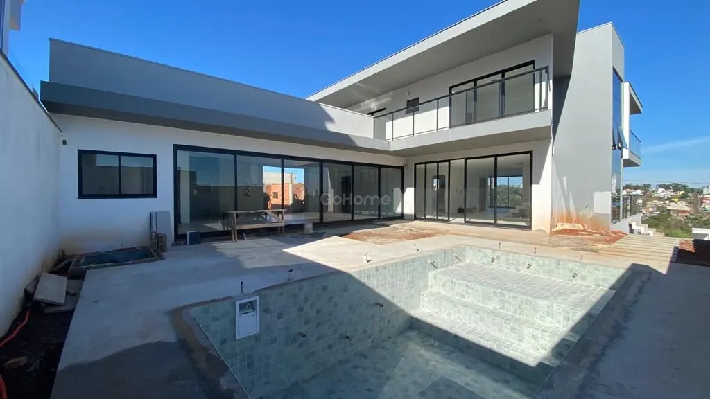 3354 – Casa de 3 Pavimentos à venda: Suíte Master, Piscina e Vista Panorâmica