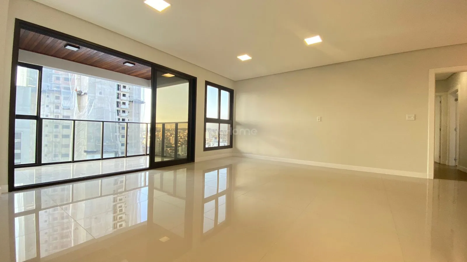 3372 – Apartamento com 3 suítes, vista panorâmica e 2 vagas à venda – Centro de Chapecó