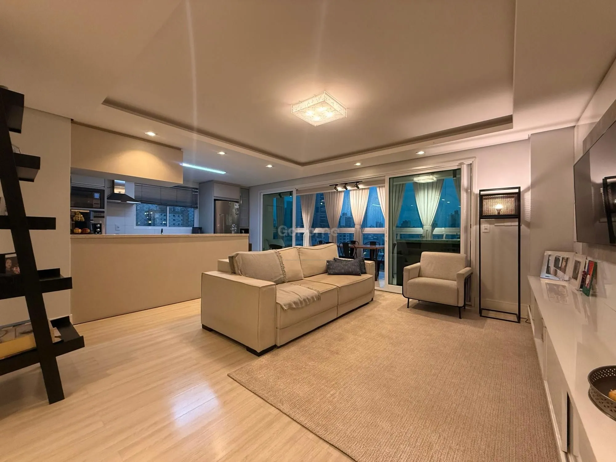 Apartamento Semimobiliado com 3 dormitórios