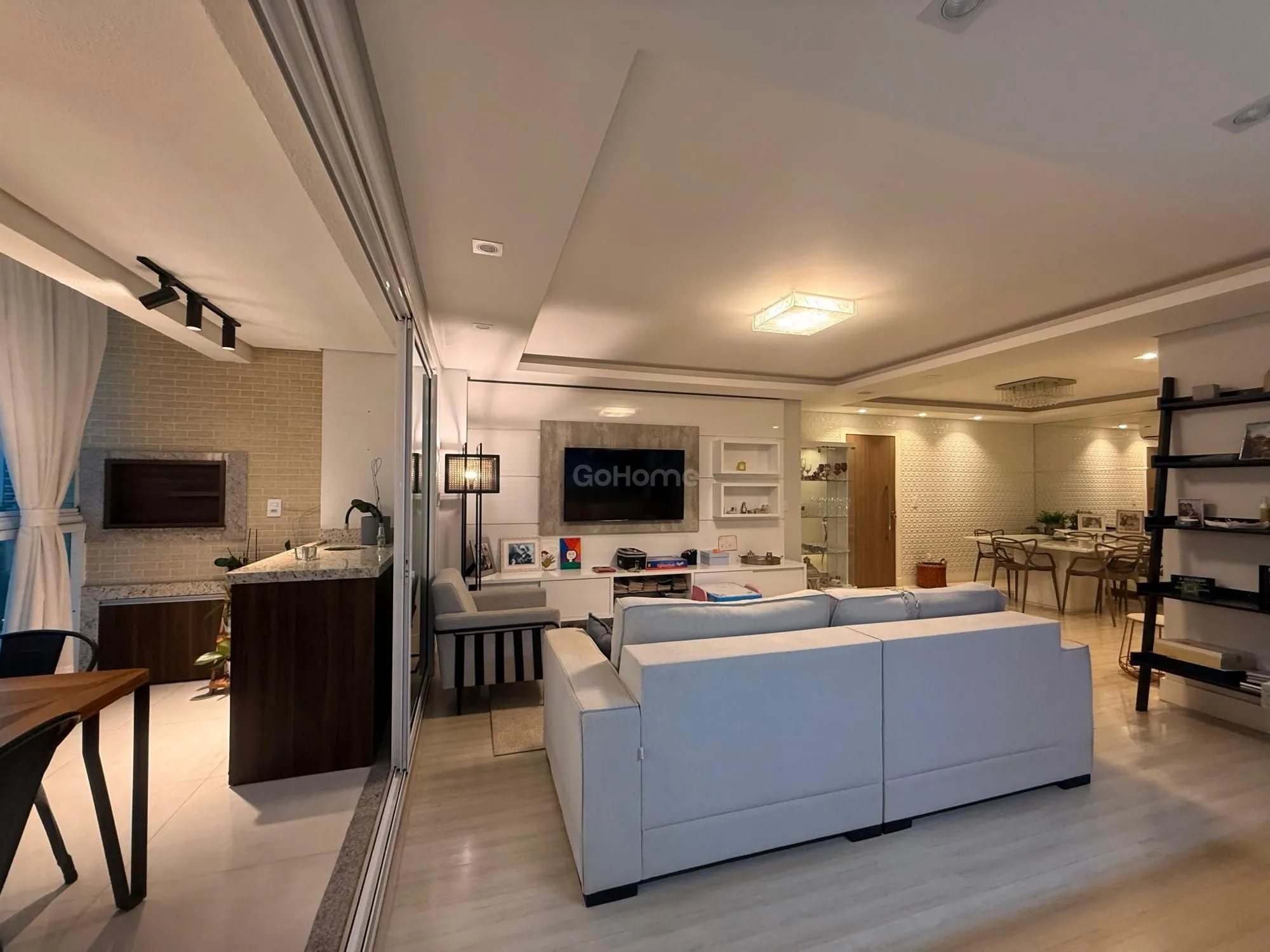 Apartamento Semimobiliado com 3 dormitórios