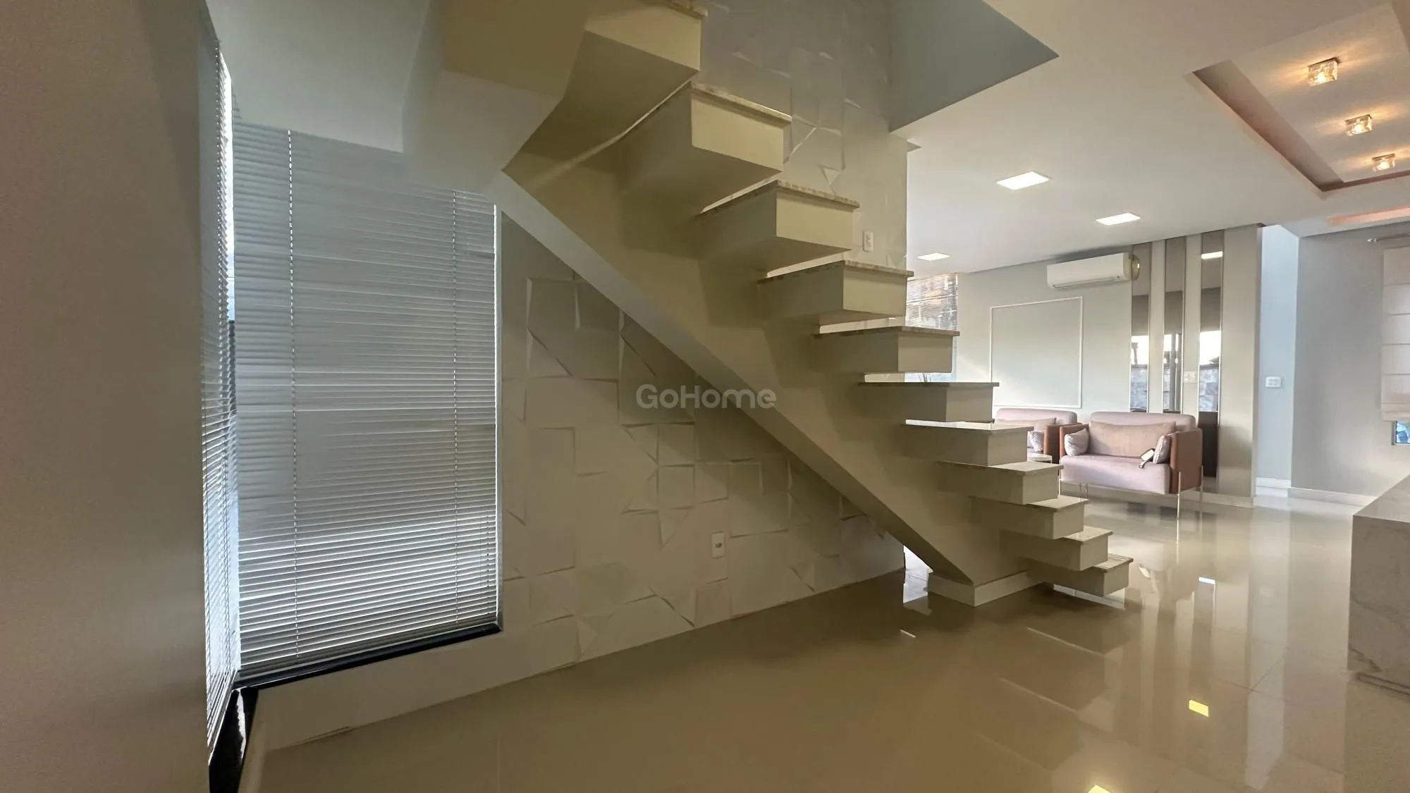 Casa com 3 Suítes à Venda