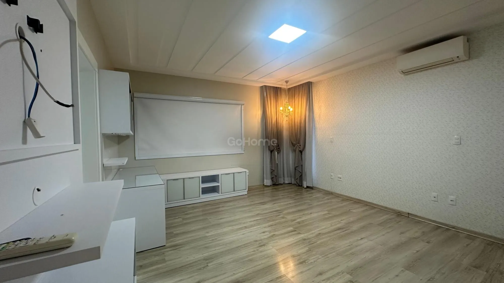 Casa com 3 Suítes à Venda