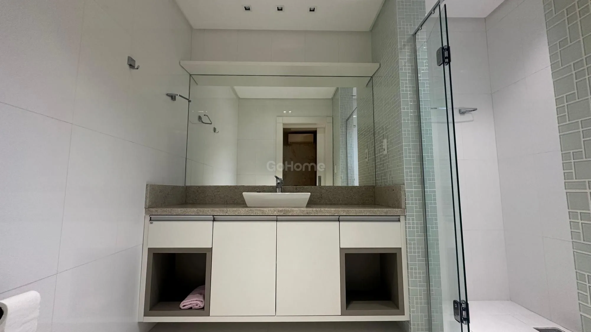 Casa com 3 Suítes à Venda