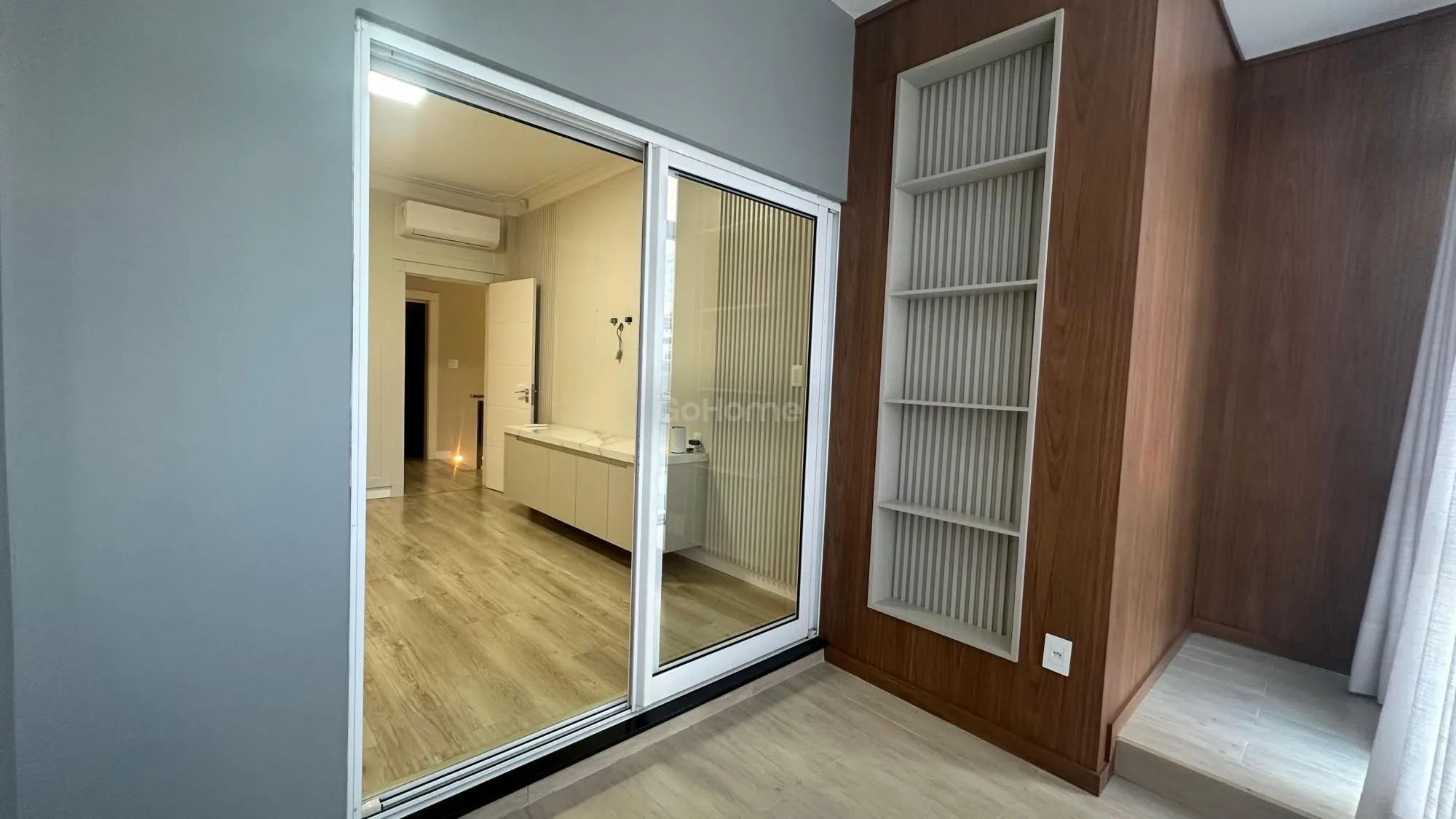 Casa com 3 Suítes à Venda