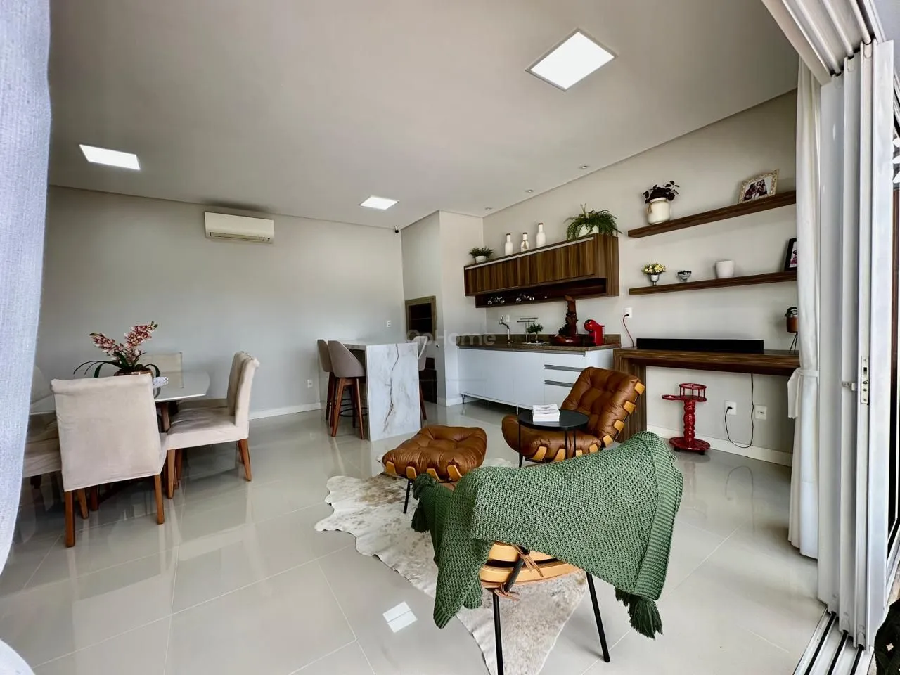 Casa com 3 Suítes à Venda