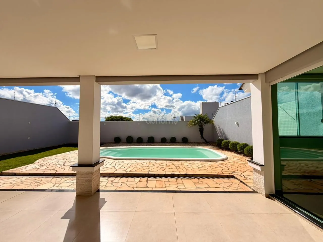 Casa com 3 pavimentos semimobiliada