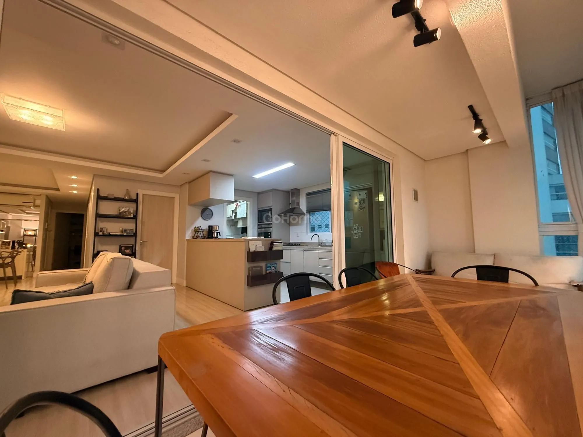 Apartamento Semimobiliado com 3 dormitórios
