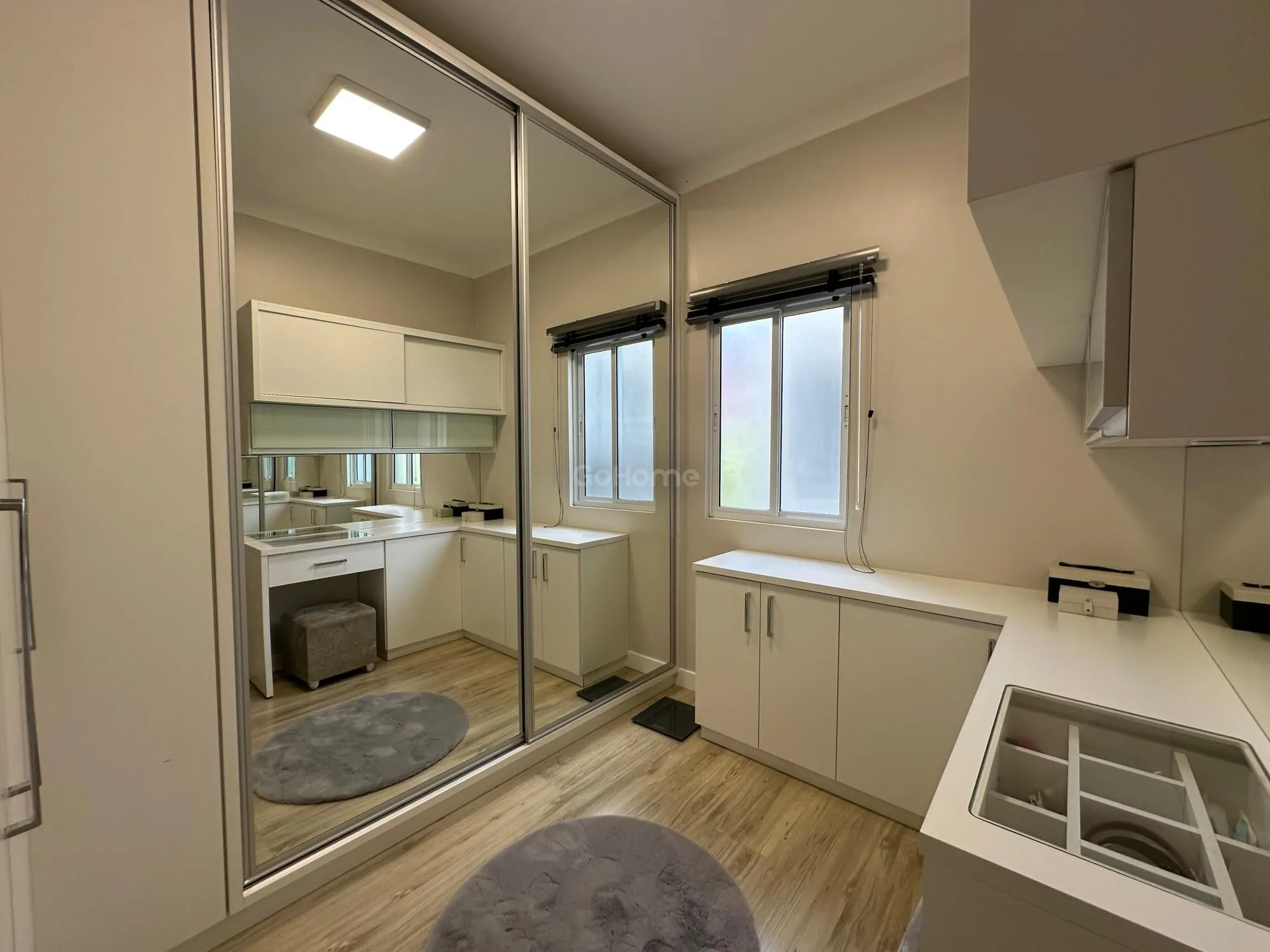 Casa com 3 Suítes à Venda