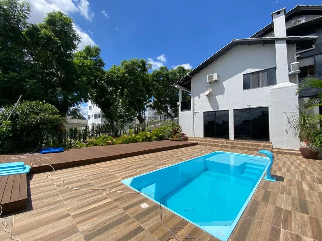 3220 – Casa semimobiliada 3 quartos com piscina e 3 vagas no Santa Maria