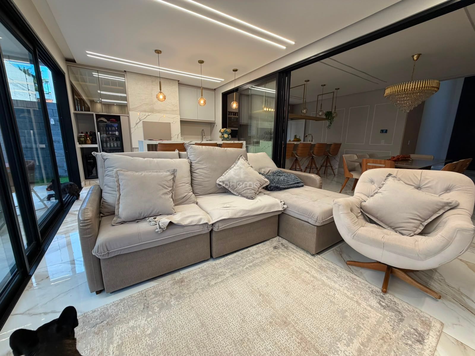 Casa com 3 suítes e piscina