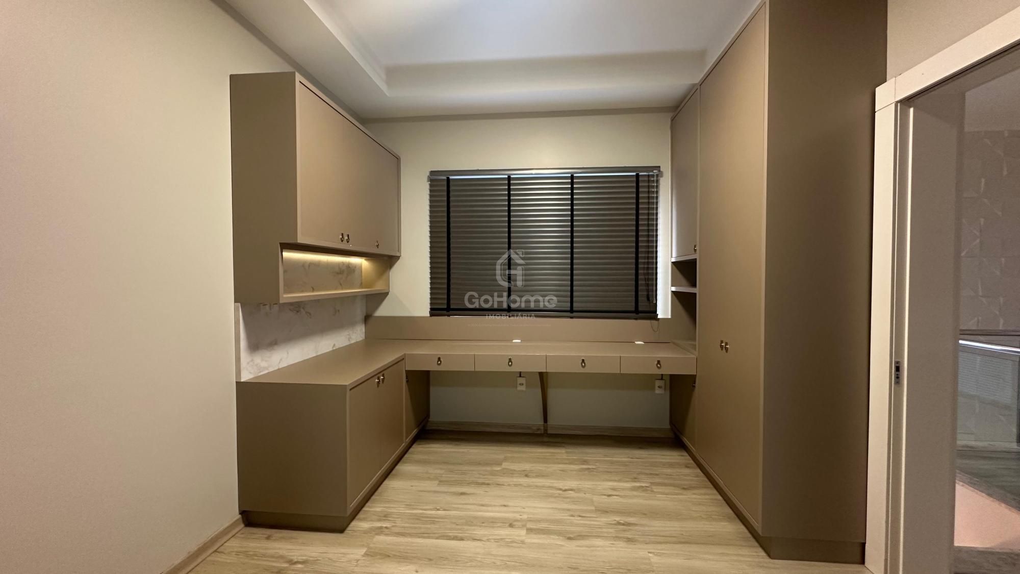 Casa com 3 Suítes à Venda