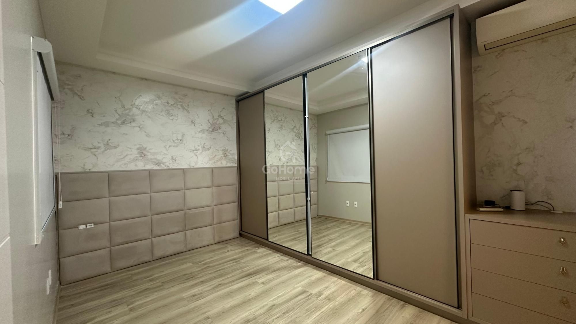 Casa com 3 Suítes à Venda