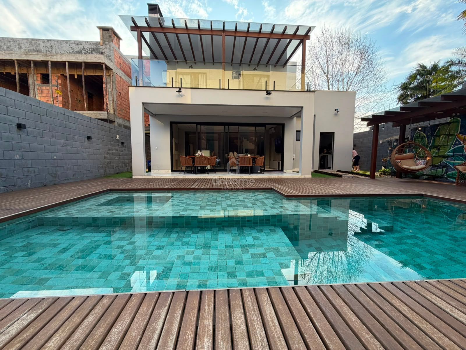 Casa com 3 suítes e piscina