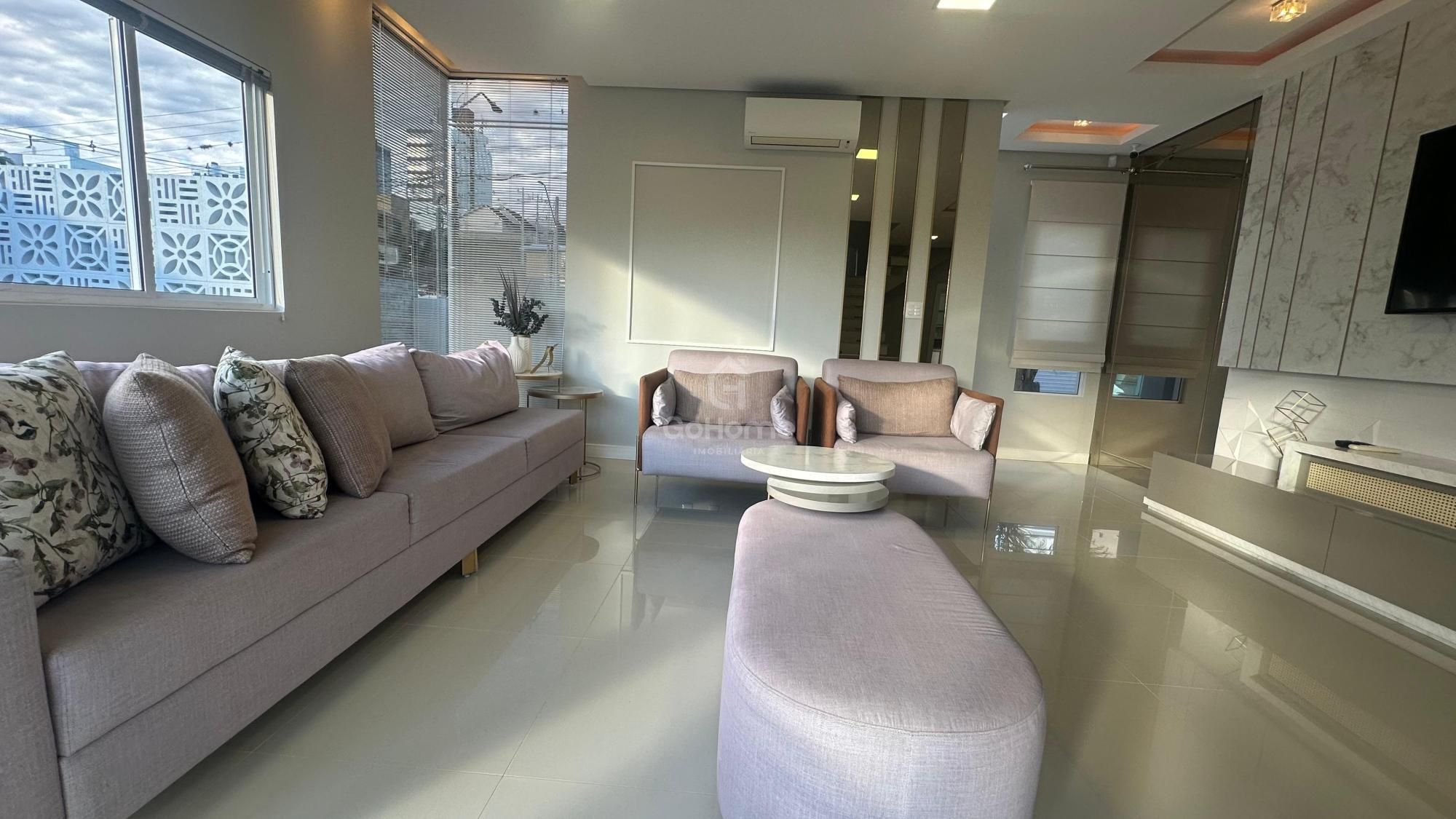 Casa com 3 Suítes à Venda