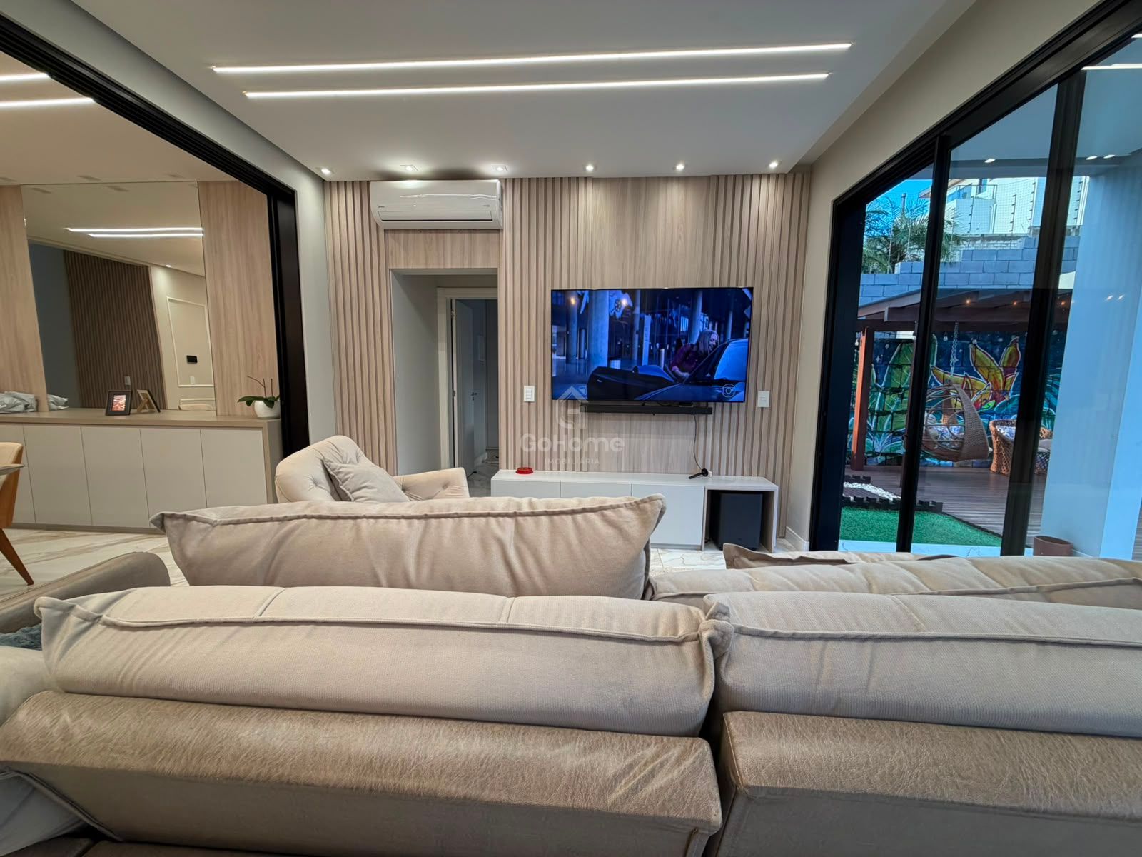 Casa com 3 suítes e piscina