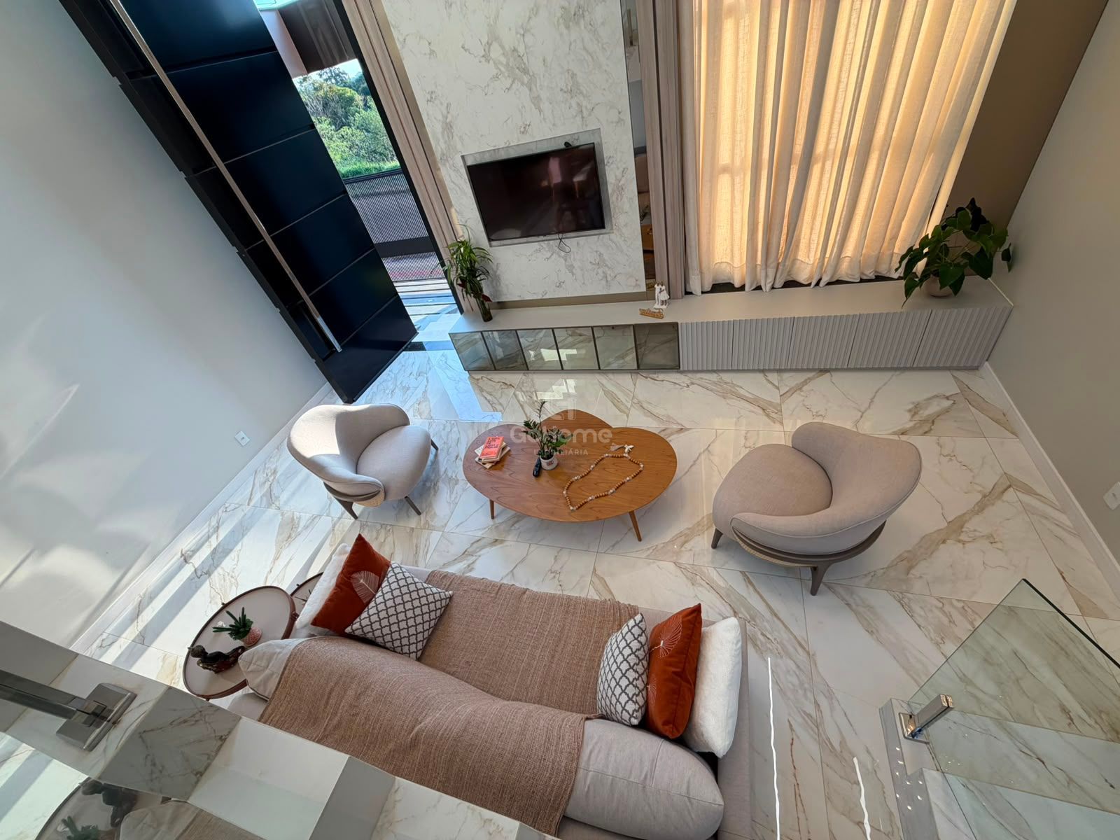 Casa com 3 suítes e piscina