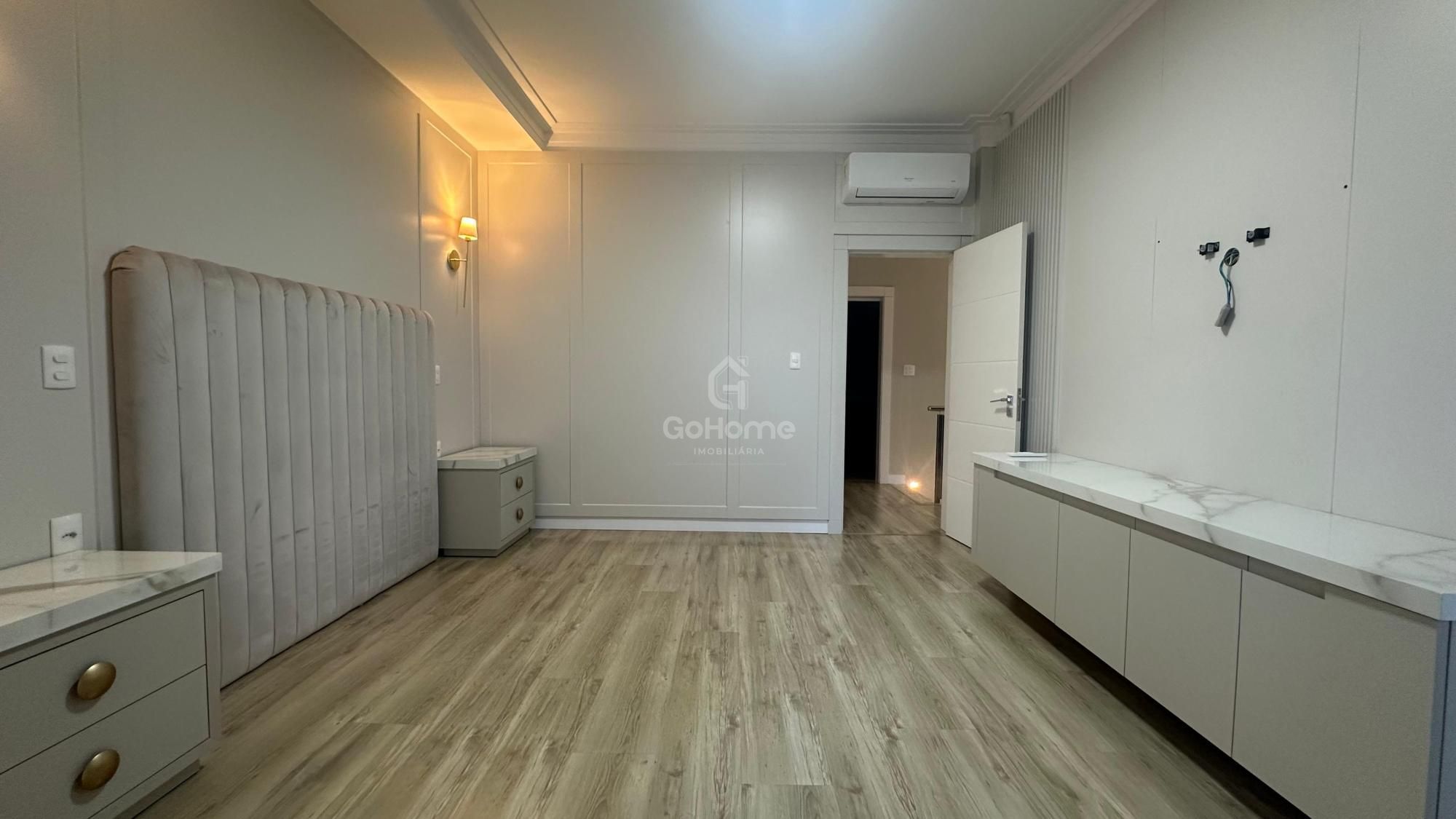 Casa com 3 Suítes à Venda