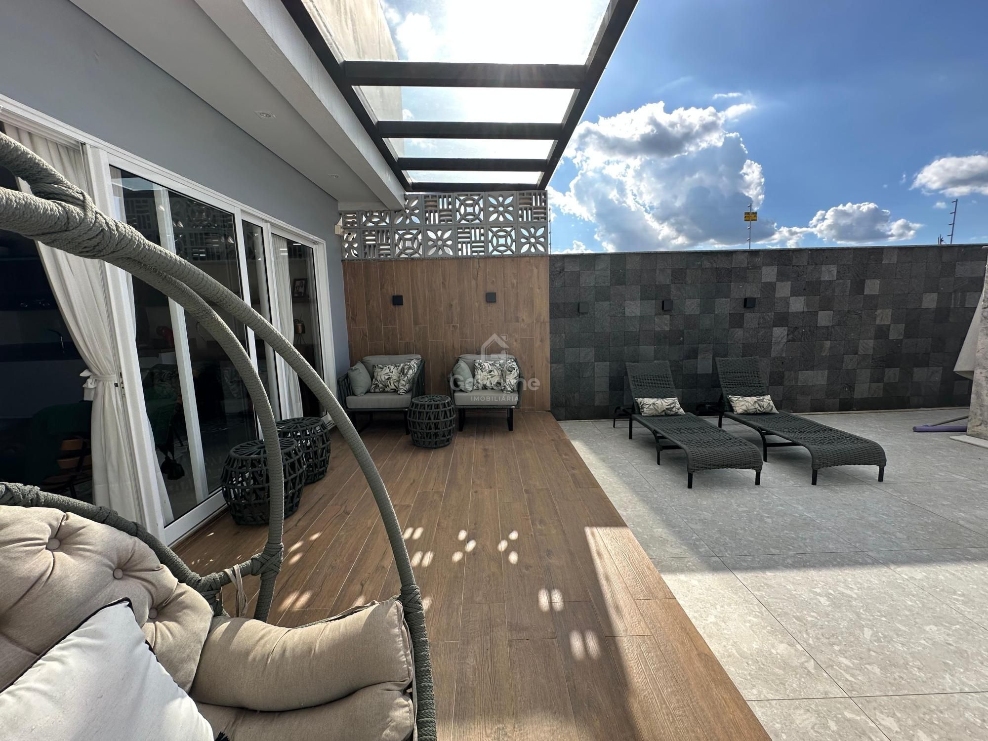 Casa com 3 Suítes à Venda