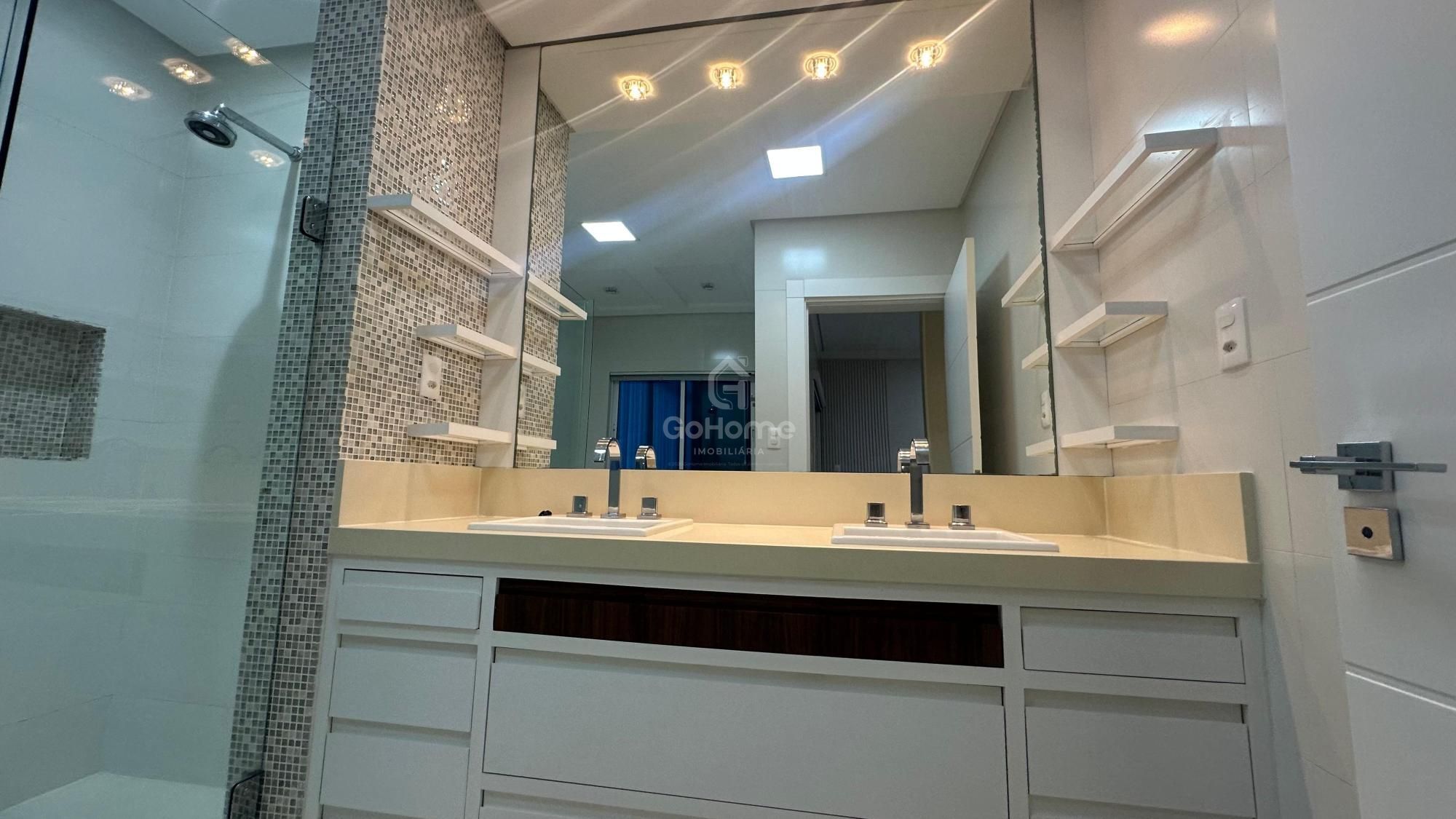 Casa com 3 Suítes à Venda