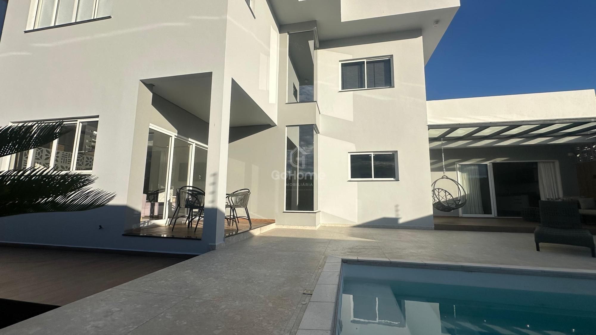 Casa com 3 Suítes à Venda