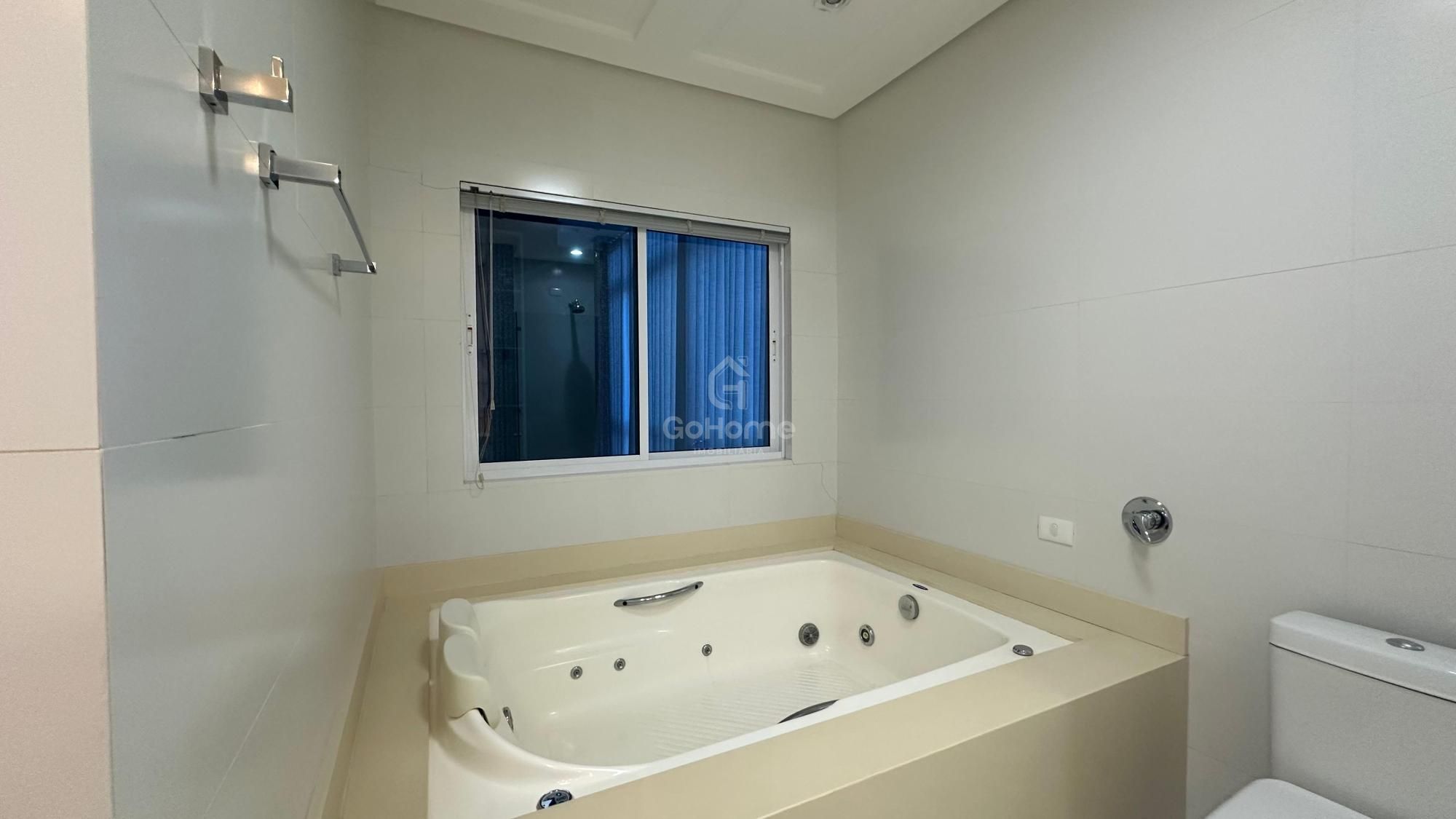 Casa com 3 Suítes à Venda