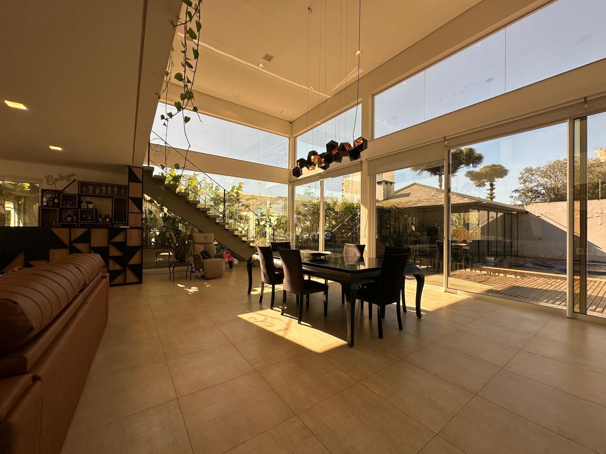 4718 – Casa com 3 Suítes, Piscina e Energia Solar no Bairro Jardim Itália SC